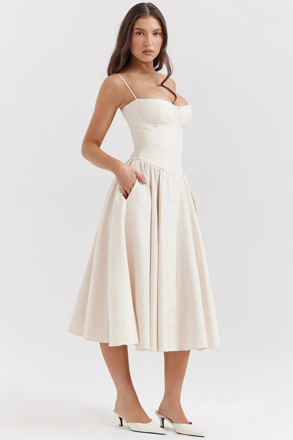 Robe midi avec bodice ajustée, jupé évasé, bretelles fines, en tissu léger et fluide, parfaite pour les événements.