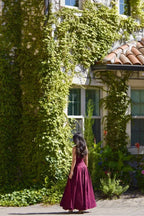 Robe midi bustier à corset, en satin, avec jupe évasée et détails délicats pour une silhouette élégante en soirée.