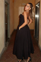 Robe midi bustier à corset, coupe évasée, en tissu léger, avec des détails raffinés et un design élégant pour les soirées.