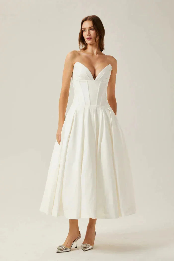 Robe midi bustier à corset avec jupe évasée, en tissu léger, parfaite pour les soirées élégantes.