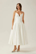 Robe midi bustier à corset avec jupe évasée, en tissu léger, parfaite pour les soirées élégantes.