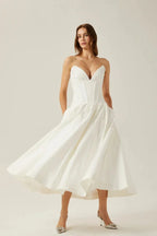 Robe midi bustier en tissu léger avec corset et coupe évasée, idéale pour les soirées élégantes.