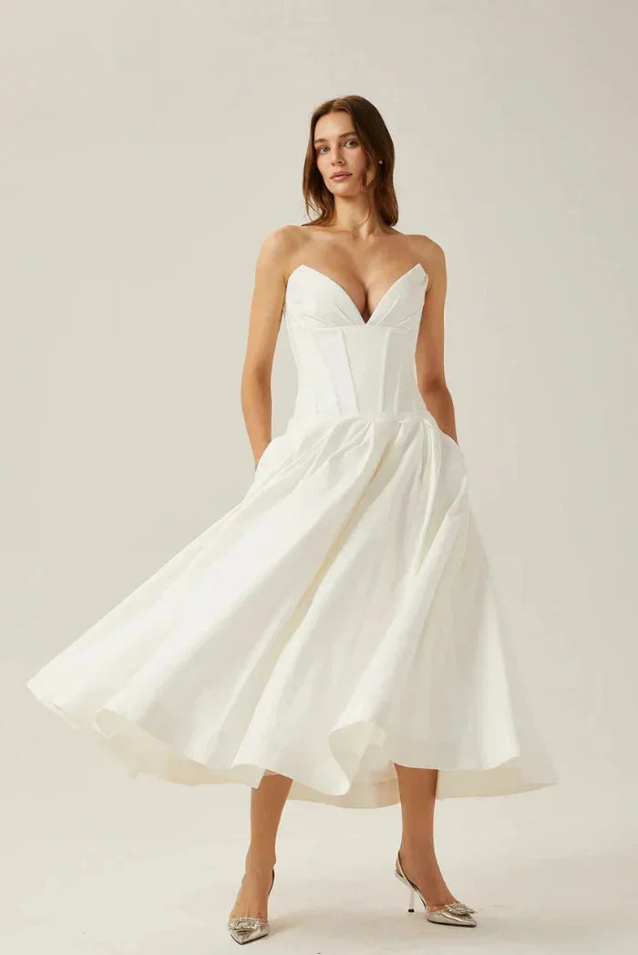 Robe midi bustier en tissu léger avec corset et coupe évasée, idéale pour les soirées élégantes.