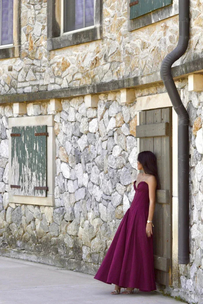 Robe midi à bustier corset, évasée, en tissu fluide, parfaite pour les soirées, détails raffinés et silhouette flatteuse.