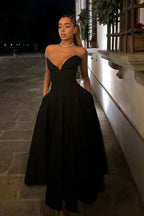 Robe midi bustier à corset, évasée, en tissu doux avec fines bretelles et motif floral pour soirées élégantes.