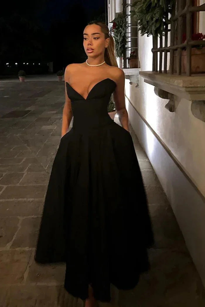 Robe midi bustier à corset, évasée, en tissu doux avec fines bretelles et motif floral pour soirées élégantes.