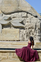 Robe midi bustier avec corset, coupe évasée, en tissu fluide, parfaite pour des occasions formelles et des soirées.