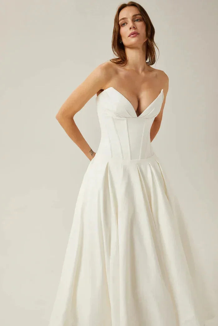 Robe midi bustier à corset en satin, coupe évasée avec fente sur le côté, idéale pour une soirée élégante.