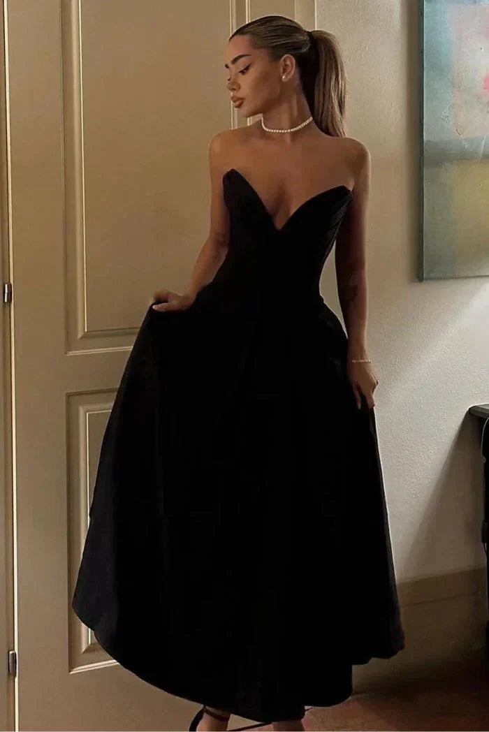 Robe midi bustier à corset, en satin, avec une coupe évasée, parfaite pour les soirées élégantes.