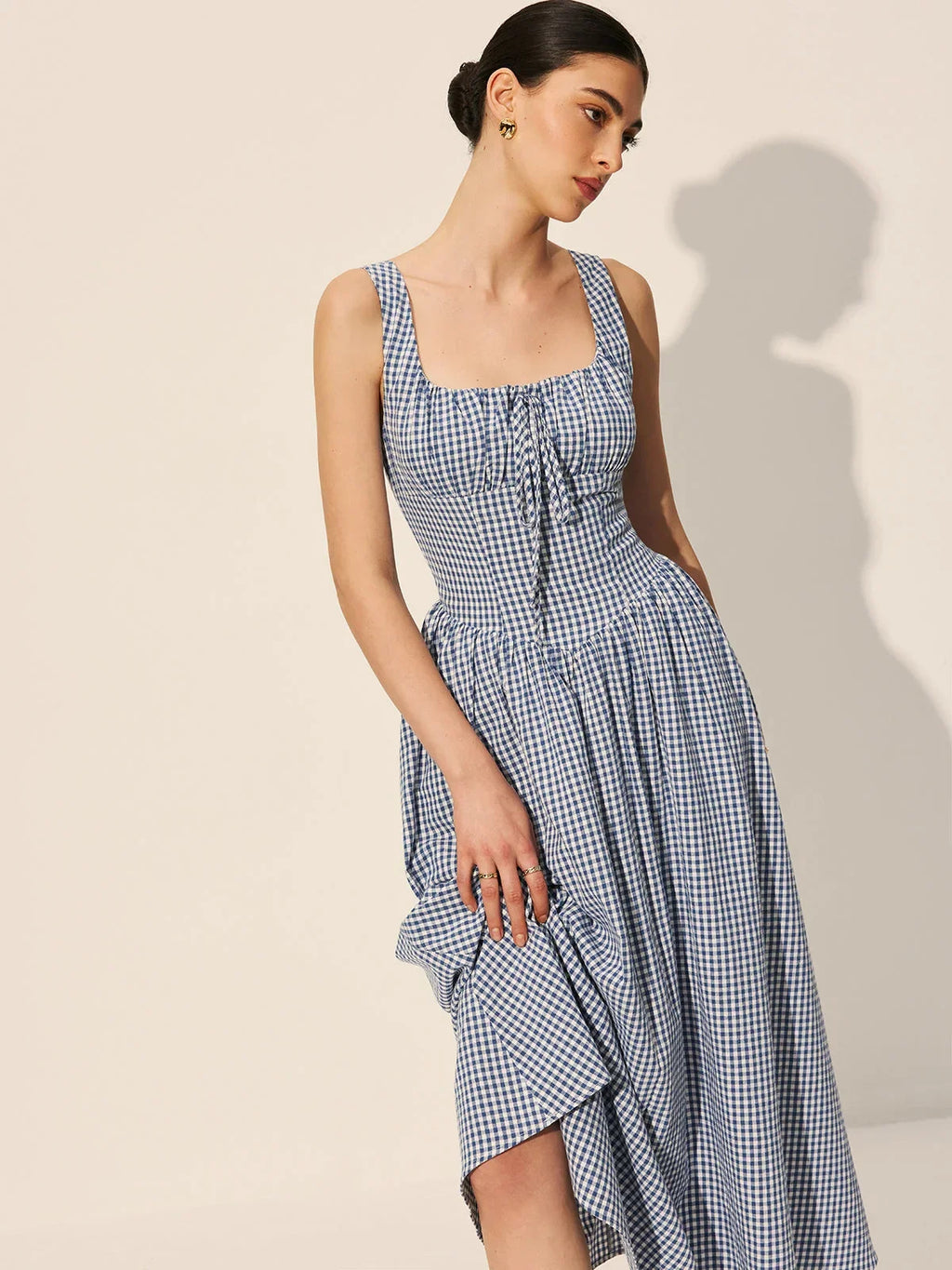 Robe midi sans manches en tissu léger à carreaux bleu marine, avec col carré, idéale pour un été décontracté.