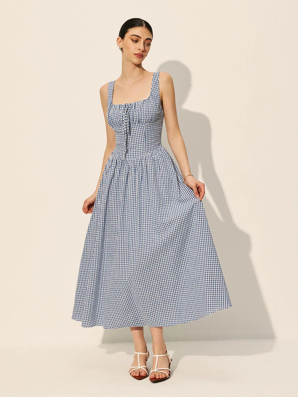 Robe midi sans manches en tissu léger à carreaux bleu marine, col carré, idéale pour un look décontracté d'été.