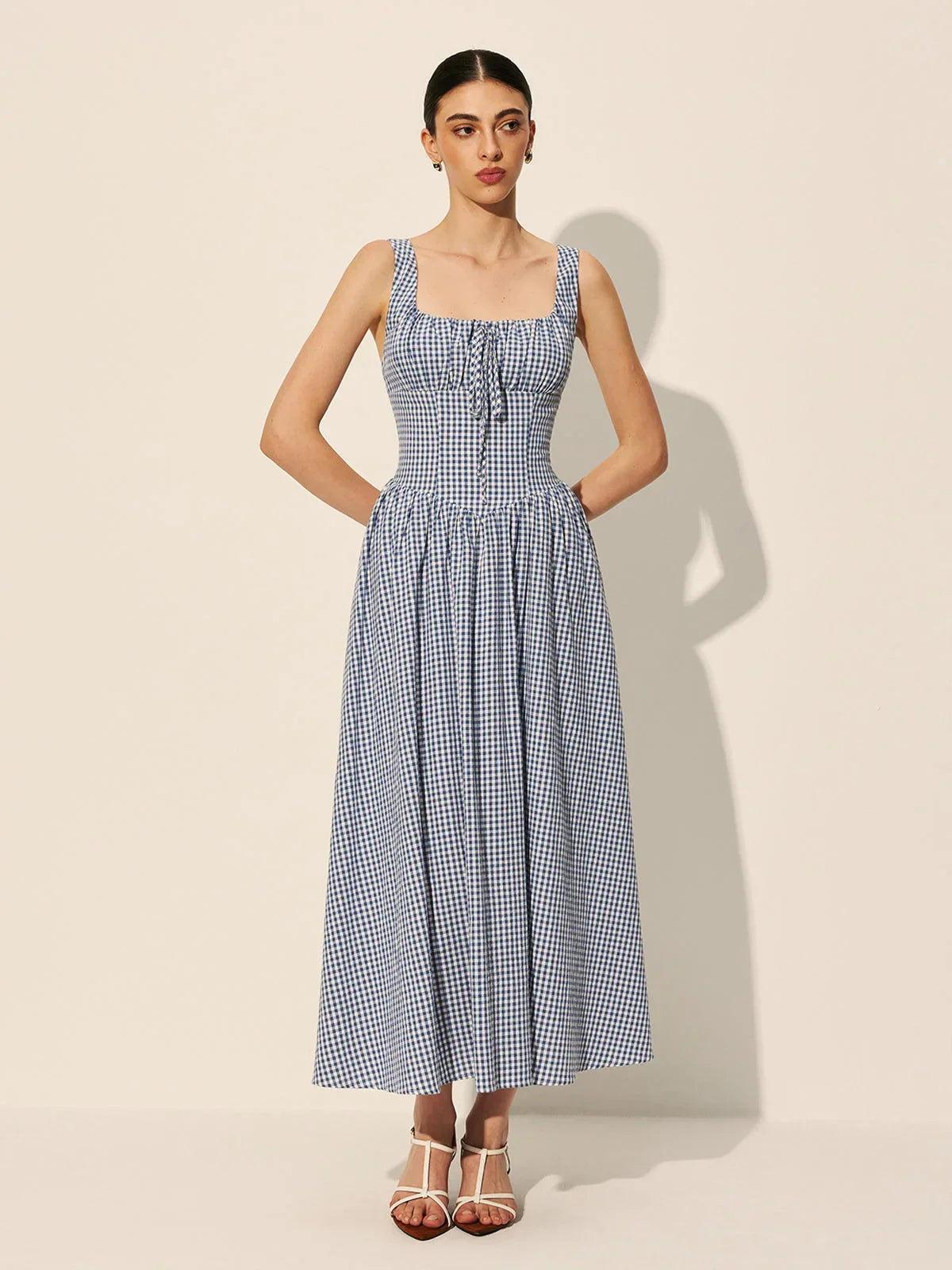 Robe midi sans manches à carreaux bleu marine, col carré, en tissu léger pour un style décontracté en été.
