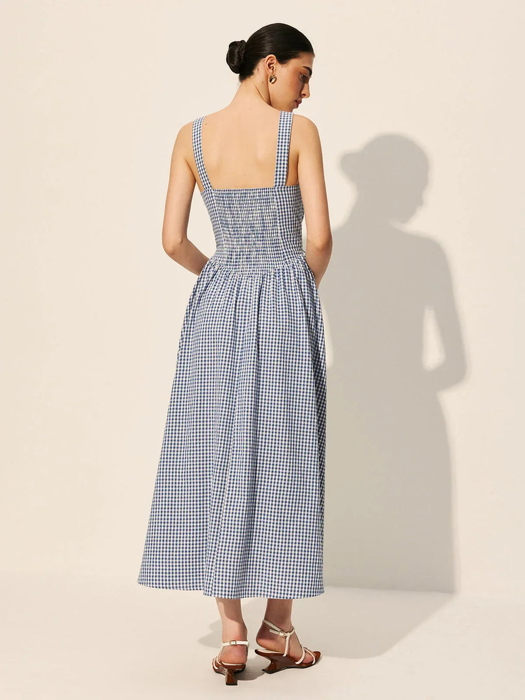 Robe midi sans manches à carreaux bleu marine, col carré, en tissu léger, idéale pour un été décontracté.