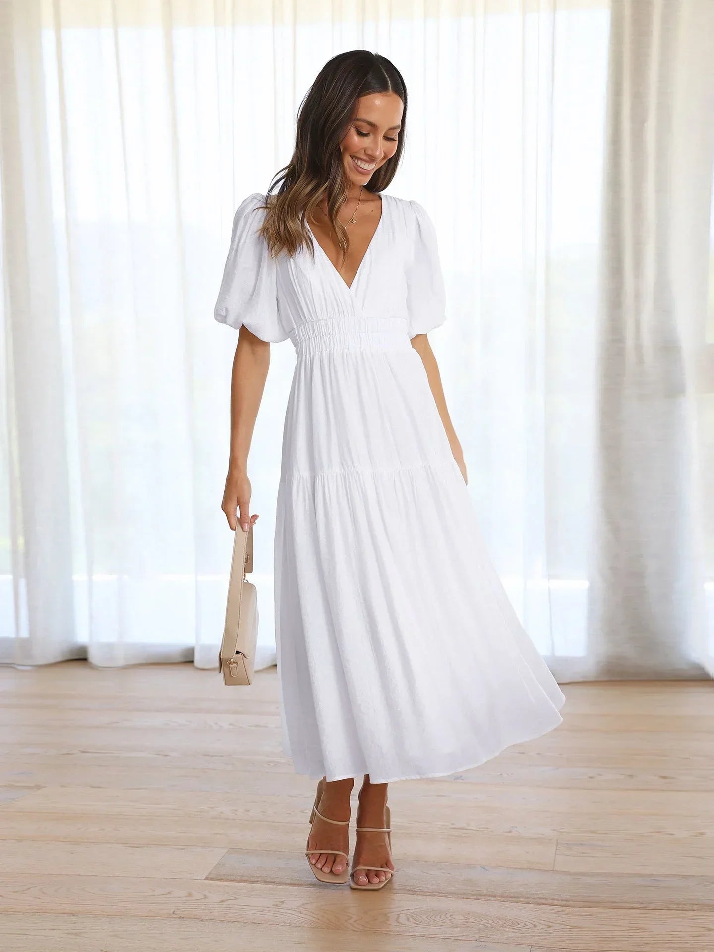 Robe midi en tissu léger, col en V, manches courtes, taille élastique, parfaite pour les journées d'été.