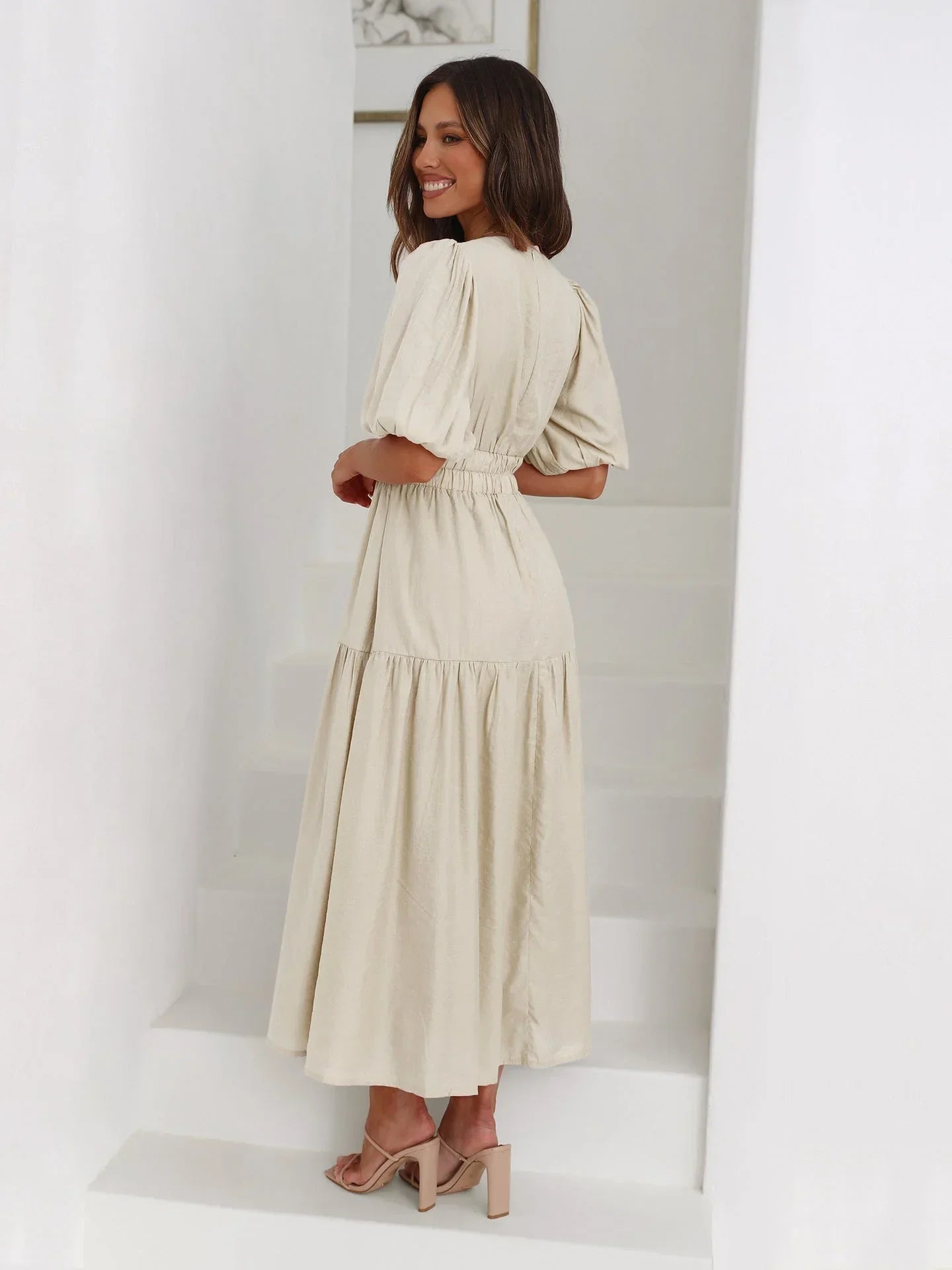 Robe midi à col V, manches courtes, taille élastique en tissu léger, idéale pour les journées d'été décontractées.