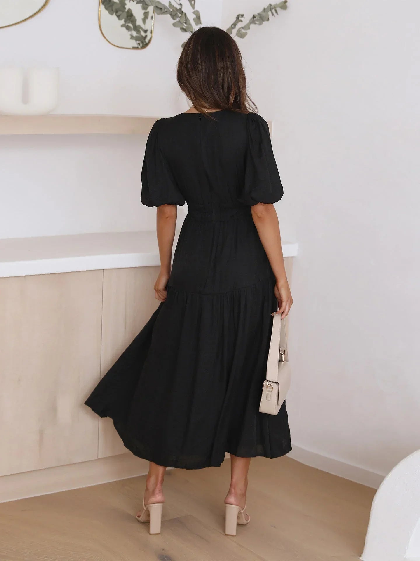 Robe midi à col en V avec manches courtes, taille élastique, en tissu léger parfait pour l'été.
