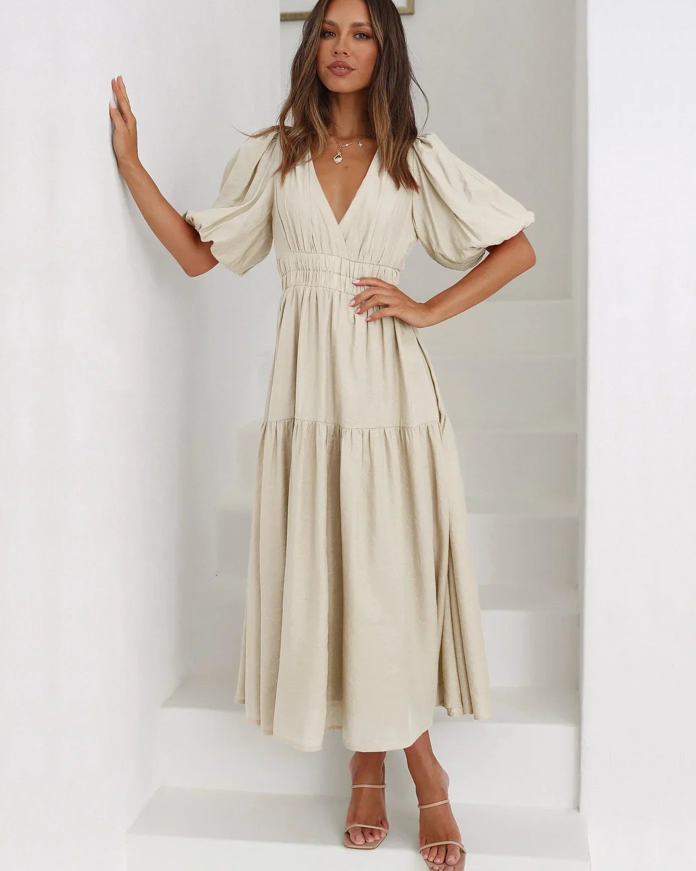 Robe midi à col en V en tissu léger, manches courtes et taille élastique pour un confort optimal en été.