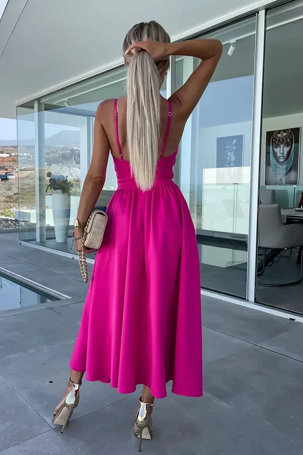 Robe midi décontractée en coton, avec découpes, poches latérales et longue fente pour un style décontracté et pratique.