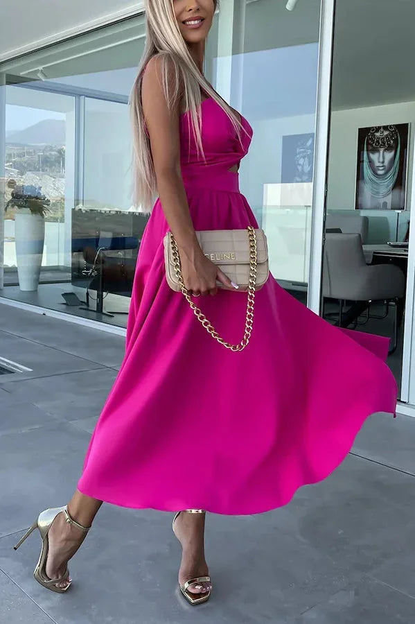 Robe midi décontractée en tissu léger, avec découpes, poches pratiques et longue fente pour un style moderne et confortable.