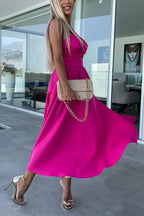 Robe midi décontractée en tissu léger, avec découpes, poches pratiques et longue fente pour un style moderne et confortable.