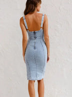 Robe midi en denim, sans manches, décolleté cœur, fente sur le côté, coupe ajustée idéale pour les sorties estivales.