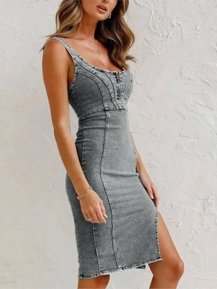 Robe midi en denim sans manches, décolleté en cœur, fente latérale, coupe ajustée parfaite pour des sorties estivales.