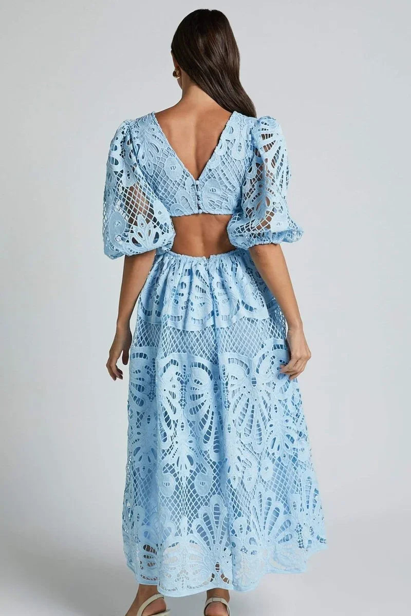 Robe midi en dentelle avec col en V, manches bouffantes et tissu léger, parfaite pour les occasions spéciales.