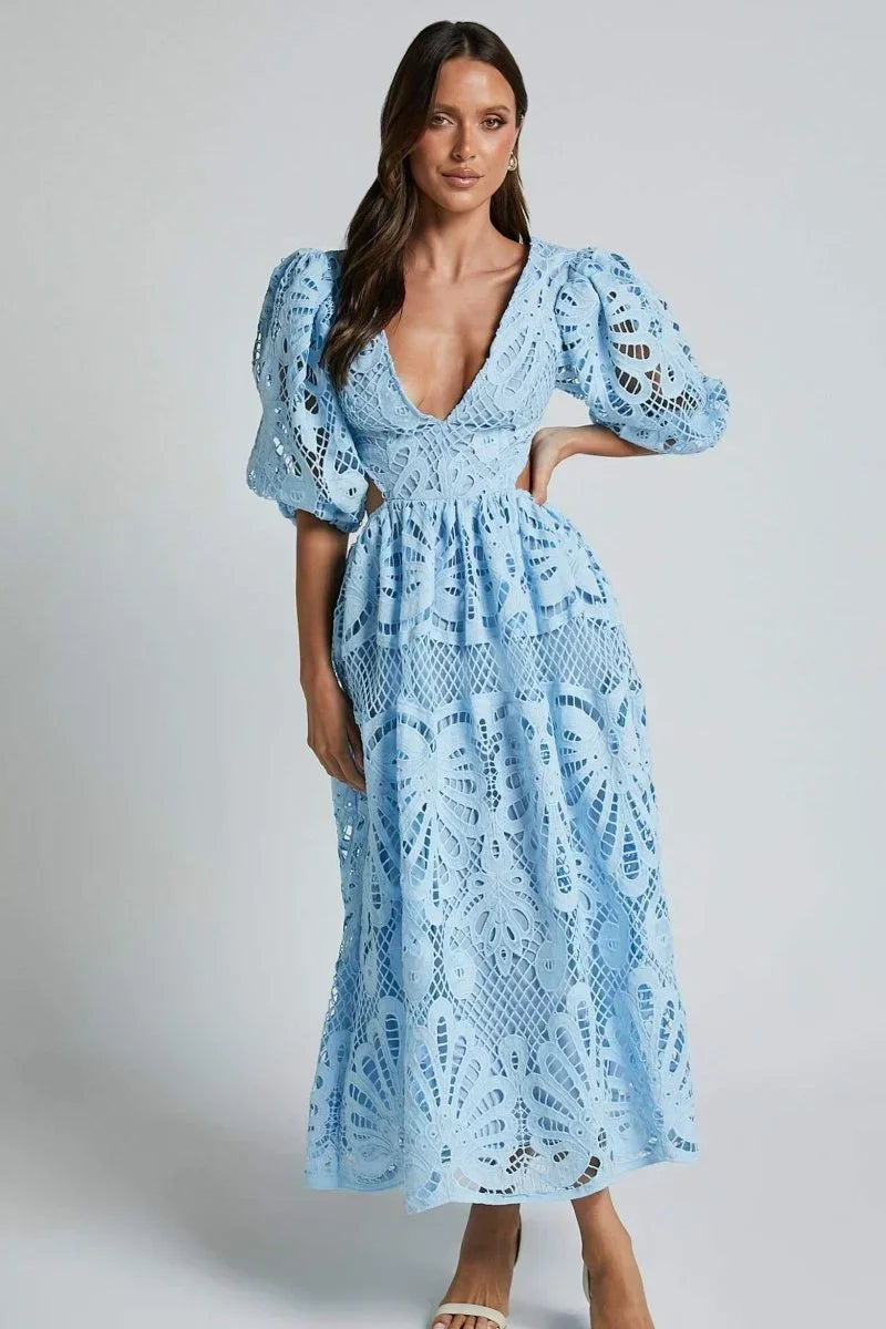 Robe midi en dentelle avec col en V, manches bouffantes et détails délicats, idéale pour une occasion spéciale.