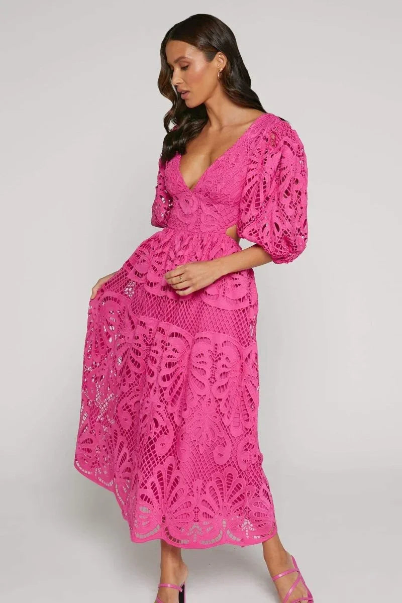 Robe midi en dentelle avec col en V et manches bouffantes, parfaite pour les occasions spéciales et les journées élégantes.