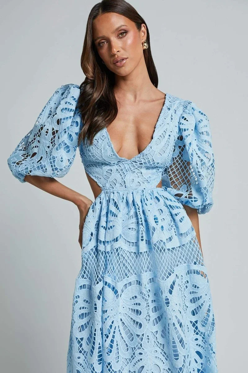 Robe midi en dentelle avec col en V et manches bouffantes, parfaite pour une tenue élégante et féminine.