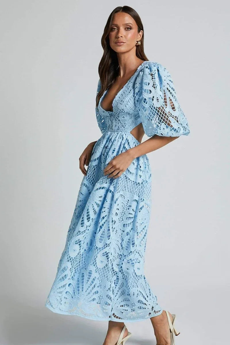 Robe midi en dentelle avec col en V et manches bouffantes, idéale pour un look élégant et romantique.