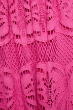 Robe midi en dentelle avec col en V et manches bouffantes, parfaite pour une allure élégante et raffinée.