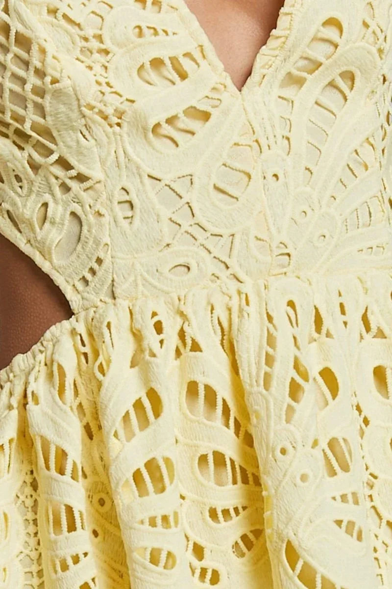 Robe midi en dentelle, col en V, avec des manches bouffantes, idéale pour un look élégant et romantique.