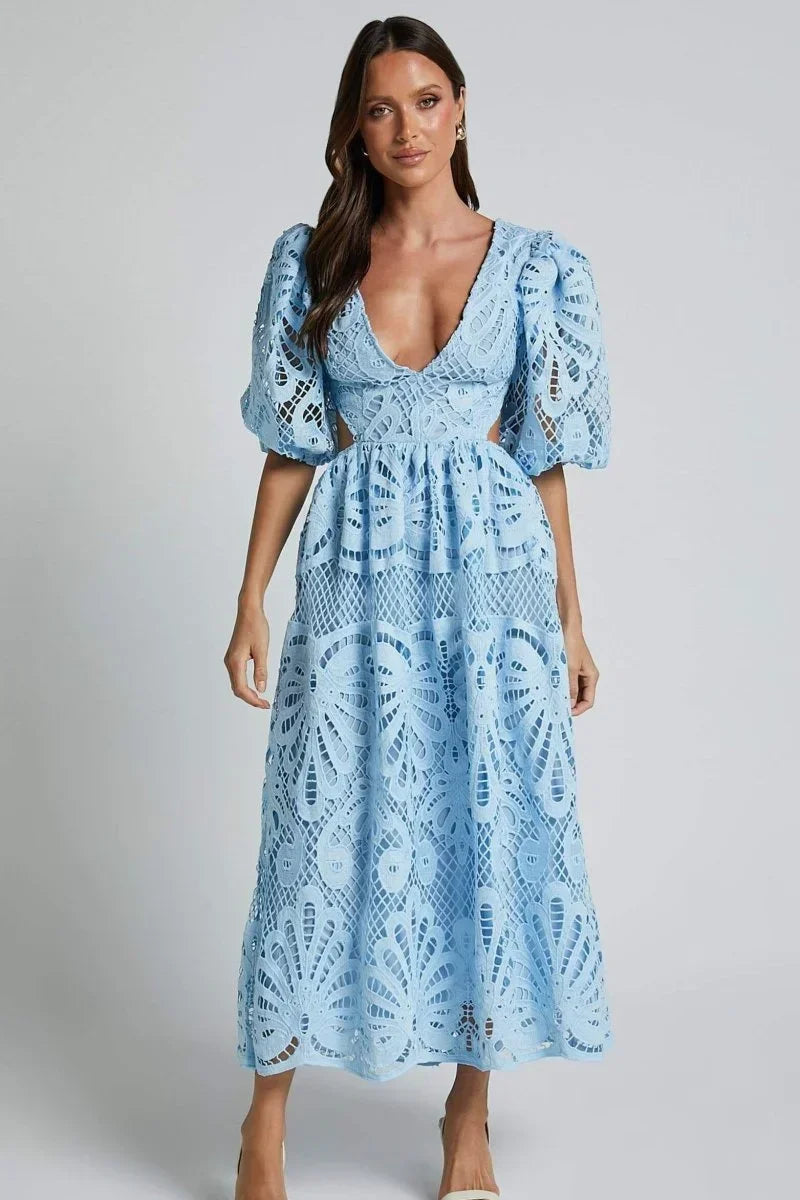 Robe midi en dentelle avec col en V et manches bouffantes, idéale pour une allure élégante et féminine.
