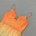 Robe midi sans manches dégradée orange et bleue, en coton léger, ornée d'une étoile de mer brodée pour une touche estivale.