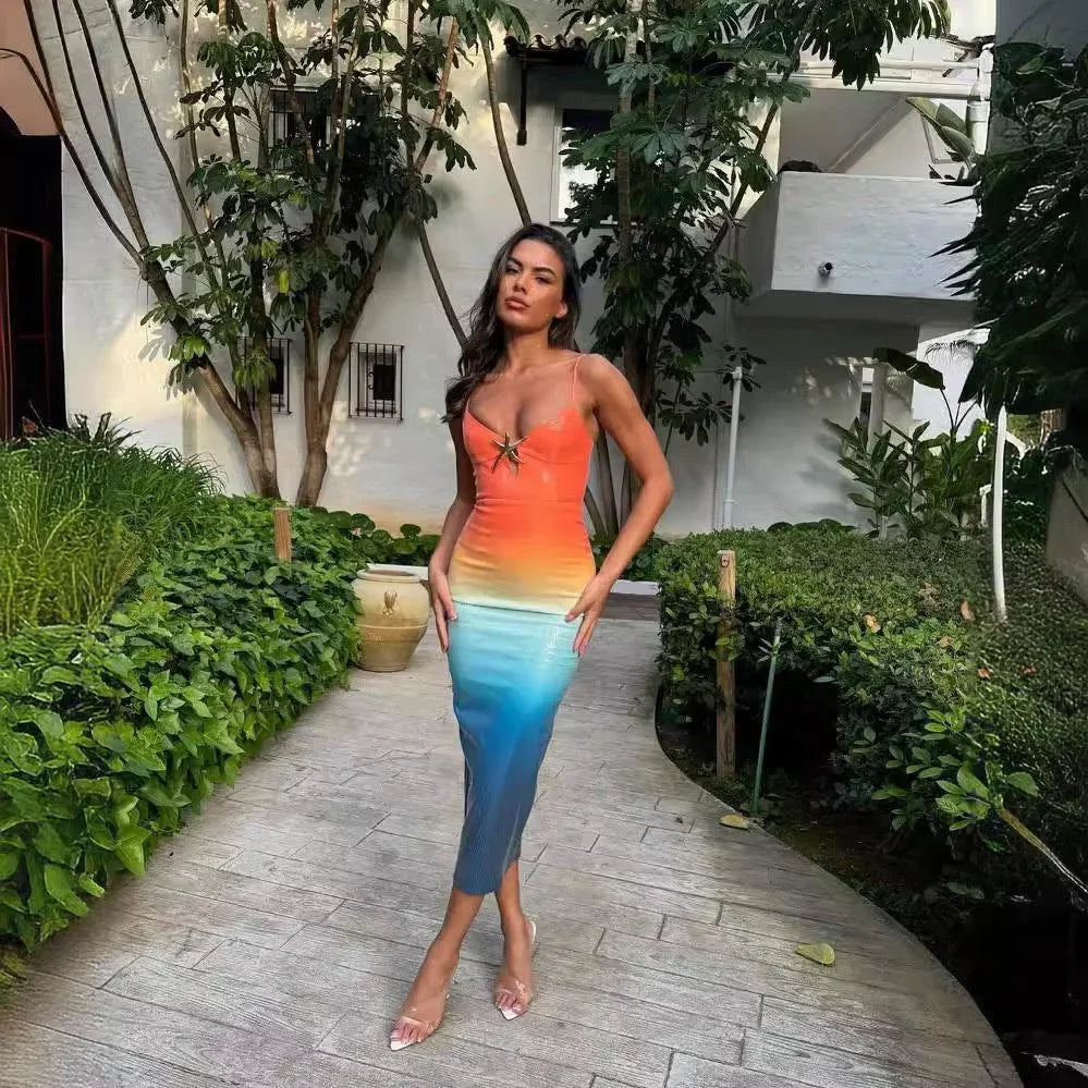 Robe midi sans manches dégradée orange et bleue, fabriquée en tissu léger, ornée d'une étoile de mer. Parfaite pour les…