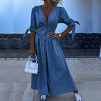 Robe midi en denim bleu, col en V, boutons devant et manches à nouer, parfaite pour un style décontracté printemps été.