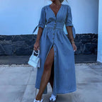 Robe midi en denim bleu, boutons sur le devant, manches à nouer et col en V, idéale pour le printemps et l'été.