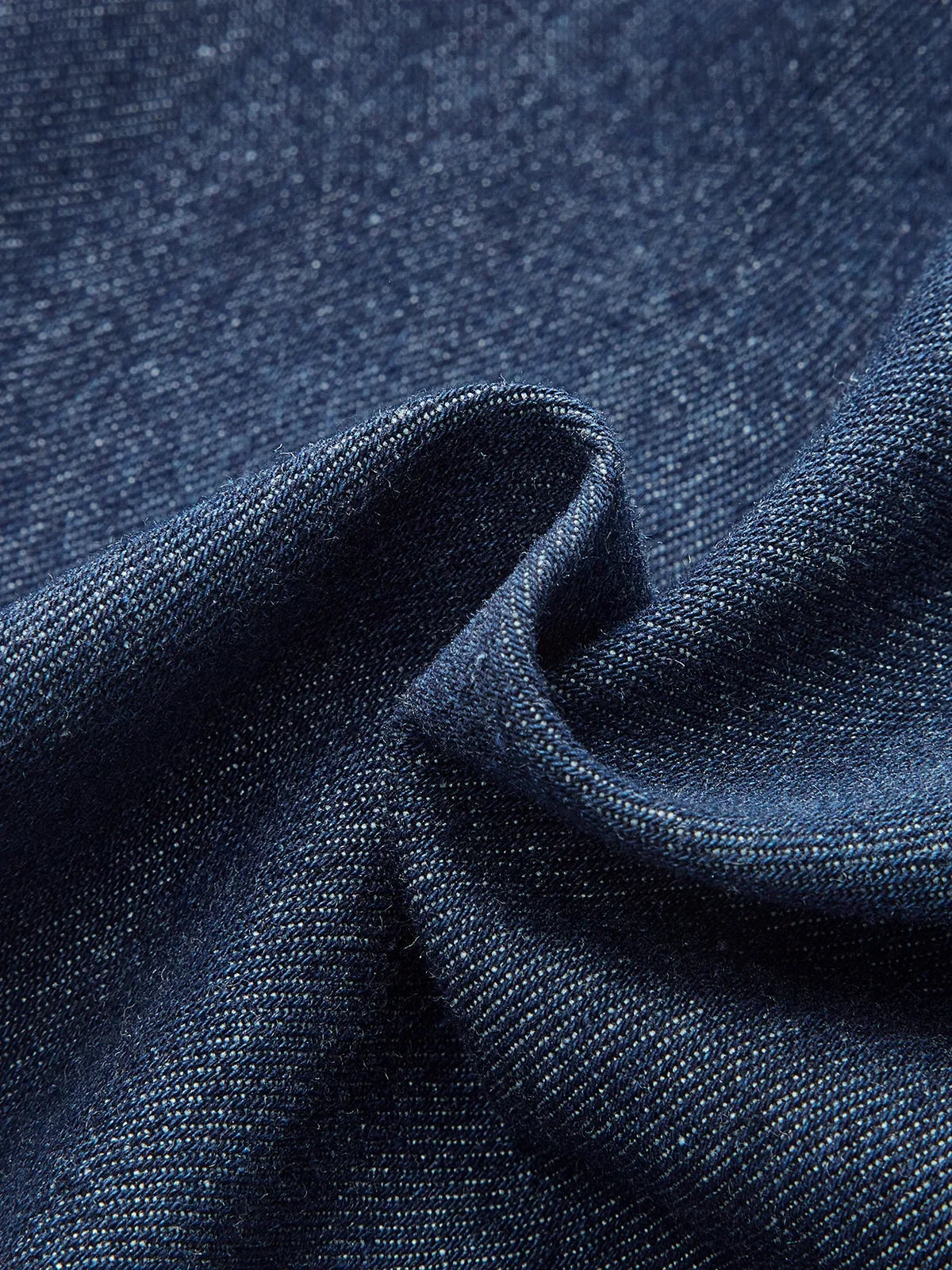 Robe midi en jean bleu foncé, sans manches, col V boutonné, avec une coupe classique et un tissu en coton robuste.