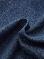 Robe midi en jean bleu foncé, sans manches, col V boutonné, avec une coupe classique et un tissu en coton robuste.