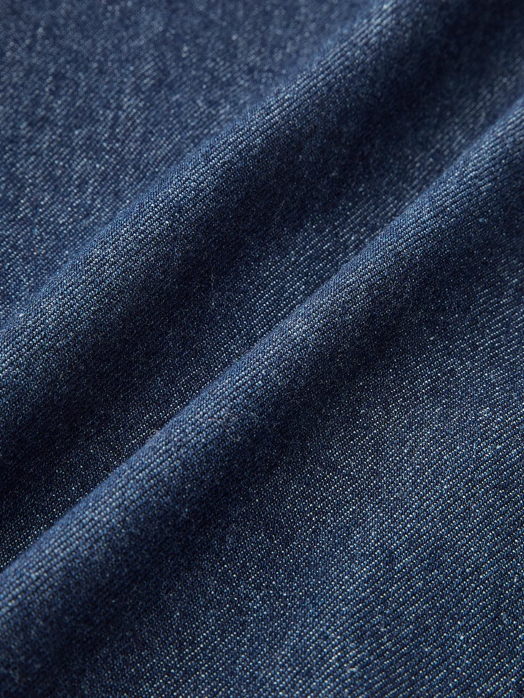 Robe midi en jean bleu foncé, sans manches, col V, avec un design boutonné sur le devant et poches latérales pratiques.