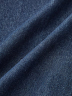 Robe midi en jean bleu foncé, sans manches, col V, avec un design boutonné sur le devant et poches latérales pratiques.