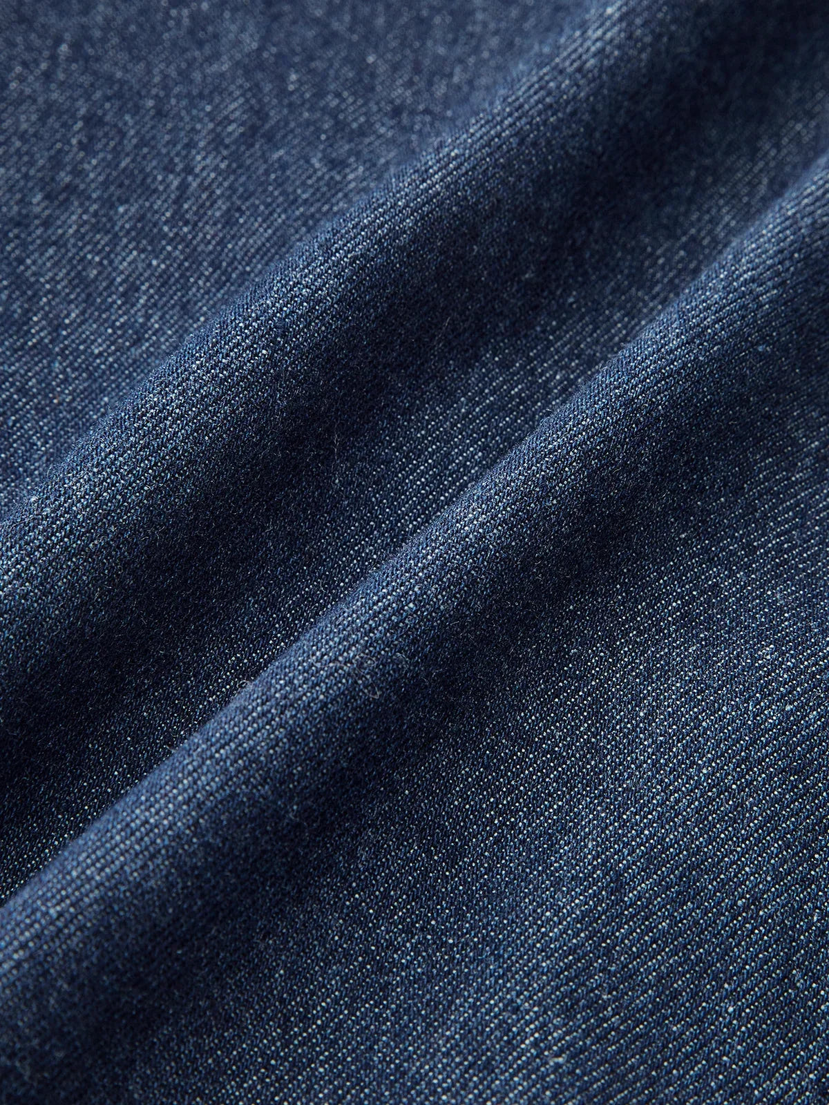 Robe midi en jean bleu foncé, sans manches, col V, avec un design boutonné sur le devant et poches latérales pratiques.