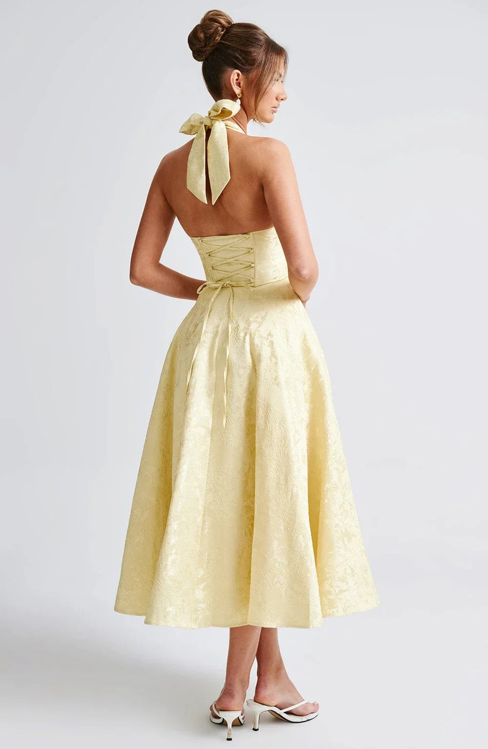 Robe midi femme en coton, avec dos nu, jupe évasée et imprimé floral, parfaite pour les journées ensoleillées.