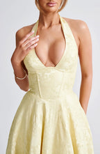 Robe midi femme en tissu léger, design dos nu avec jupe évasée et motif floral, idéale pour les journées ensoleillées.