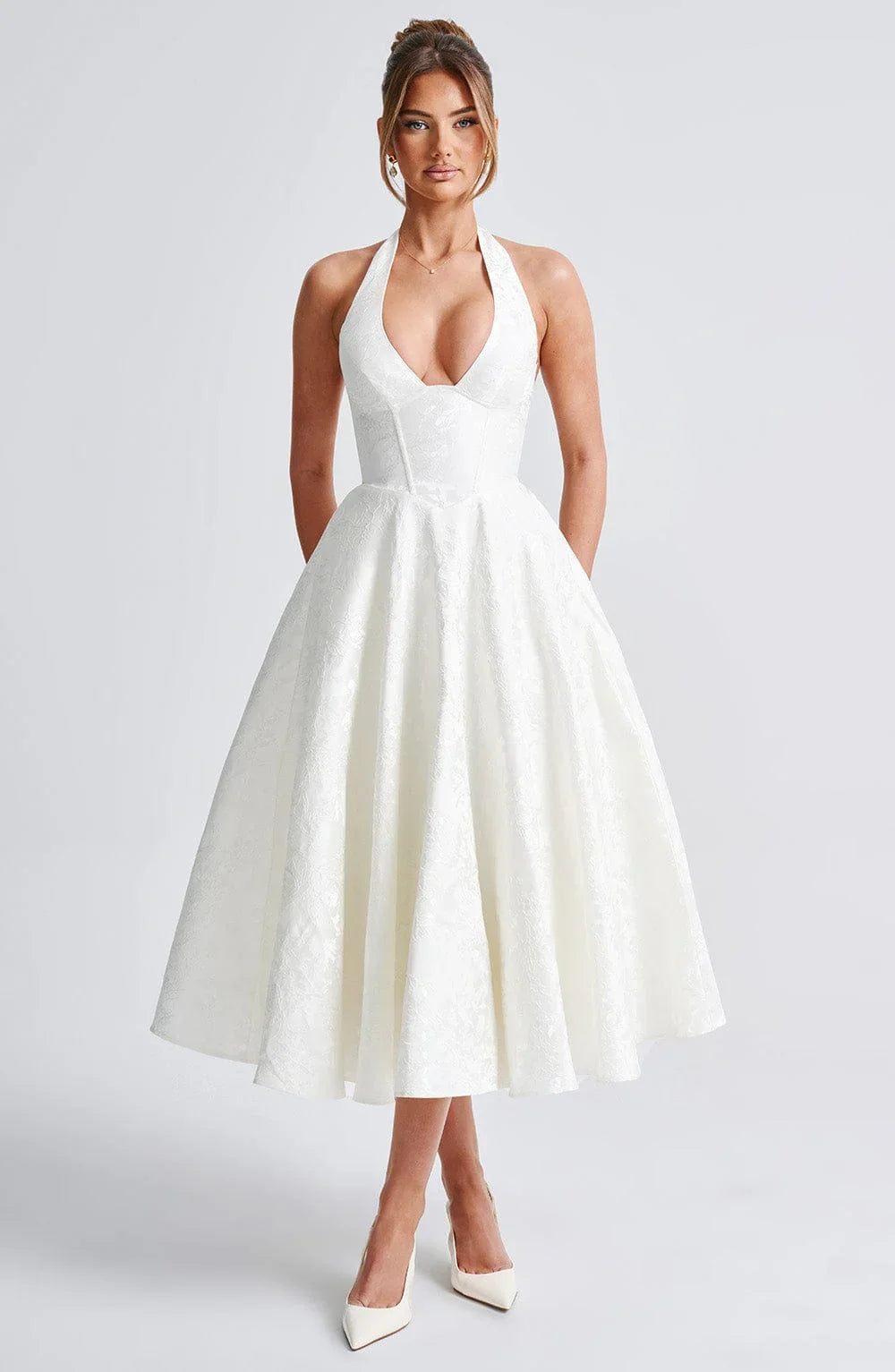 Robe midi femme en coton léger, avec dos nu et jupe évasée pour un look élégant et décontracté.