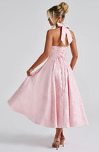 Robe midi femme en coton léger, avec dos nu et jupe évasée pour une silhouette fluide et élégante.