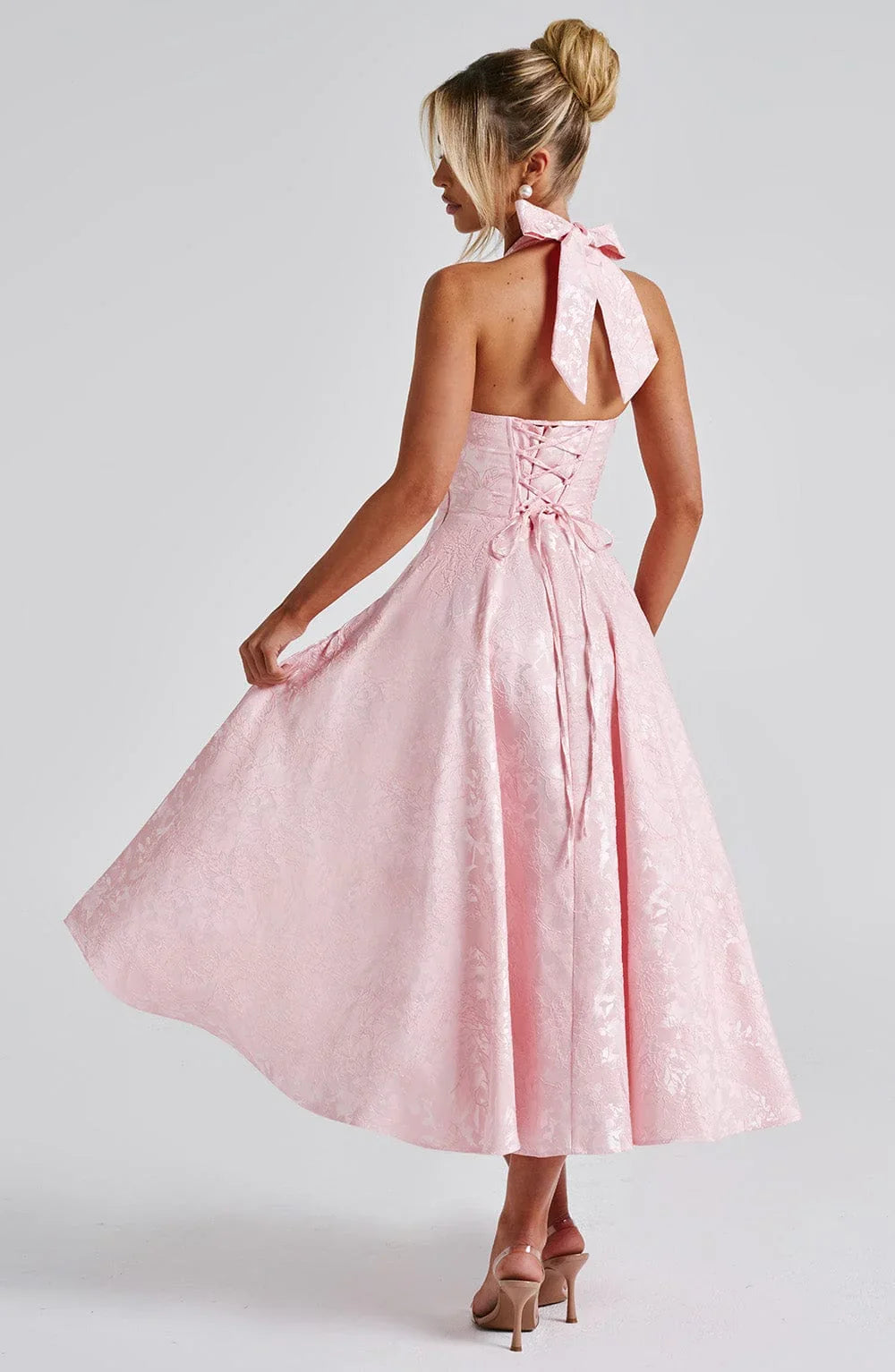 Robe midi femme en coton léger, avec dos nu et jupe évasée pour une silhouette fluide et élégante.