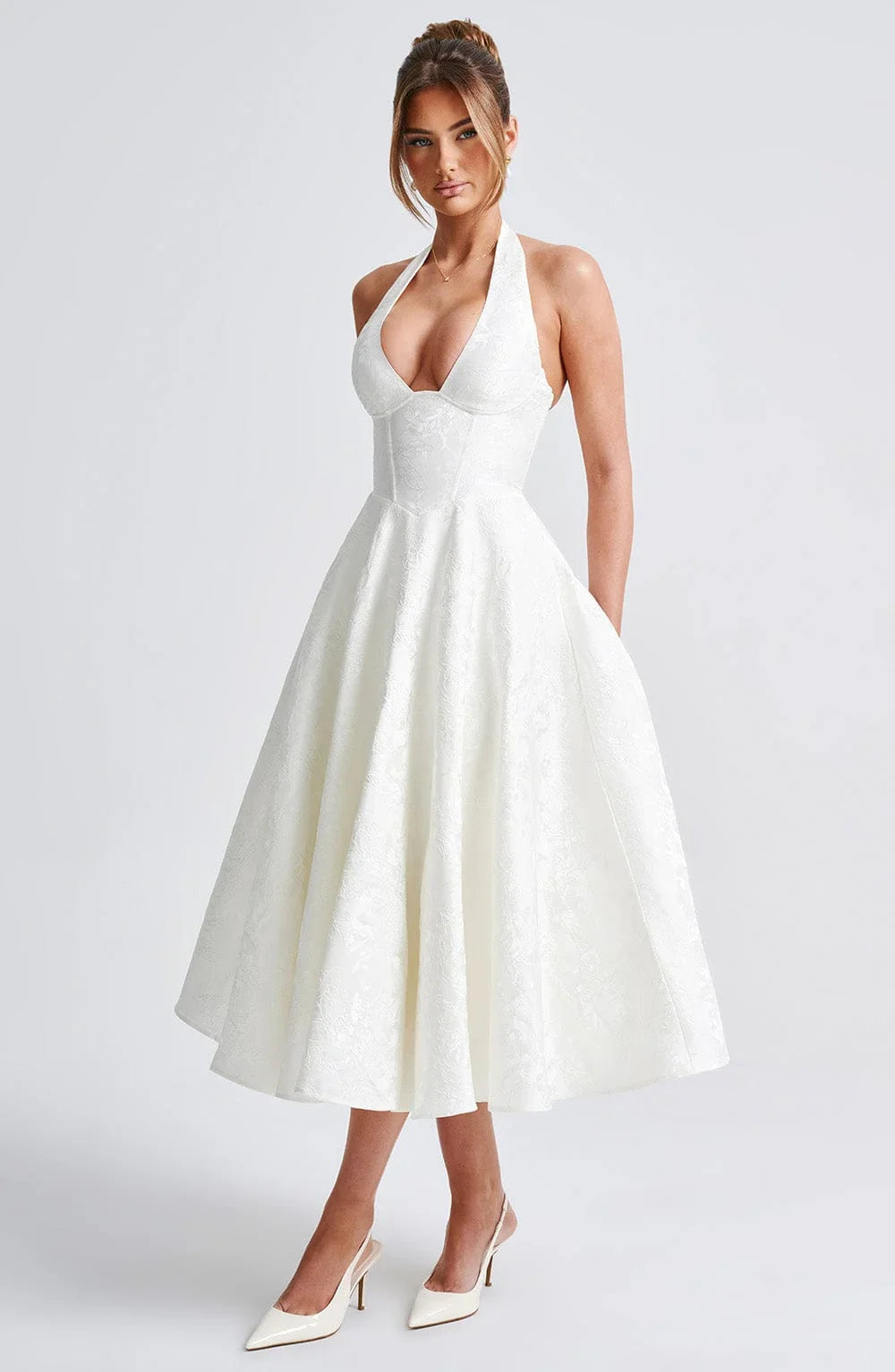 Robe midi femme en coton léger, avec un dos nu et une jupe évasée pour un style fluide et confortable.