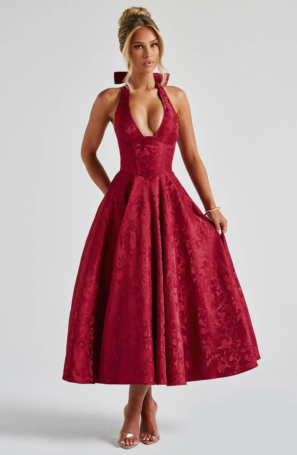 Robe midi femme en tissu léger, avec dos nu élégant et jupe évasée, parfaite pour les occasions estivales décontractées.